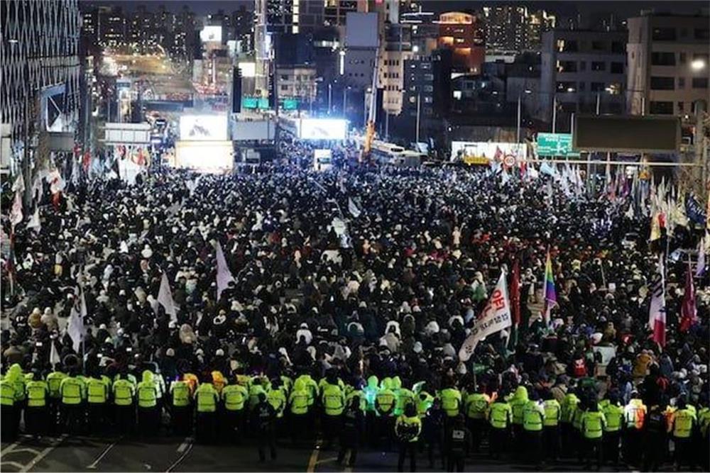 总统府附近突发大规模集会 对方交换言语辱骂尹锡悦的支持者和反对者